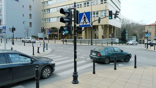Lublin: Odważni palcem, ostrożni łokciem. Kto nie wciśnie przycisku na przejściu dla pieszych, ten nie przejdzie
