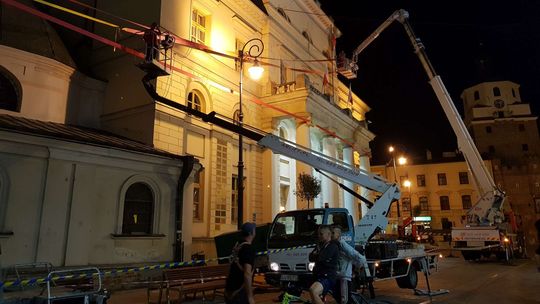 Lublin: Owinęli Ratusz i kościół czerwoną taśmą [zdjęcia]