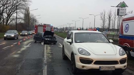 Lublin: Peugeot zderzył się z porsche, duże korki przy Felicity [zdjęcia]