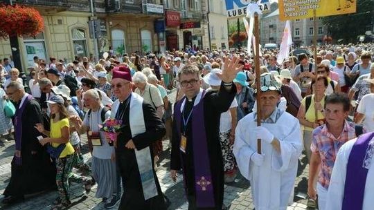 Lublin: Pielgrzymka wyruszyła do Częstochowy, przejdą 320 kilometrów (wideo, zdjęcia)
