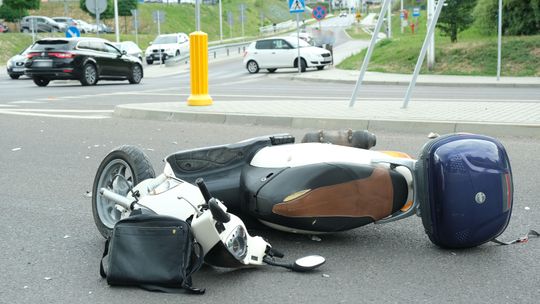 Lublin: Pijany na skuterze przewrócił się i uderzył w samochód [zdjęcia]