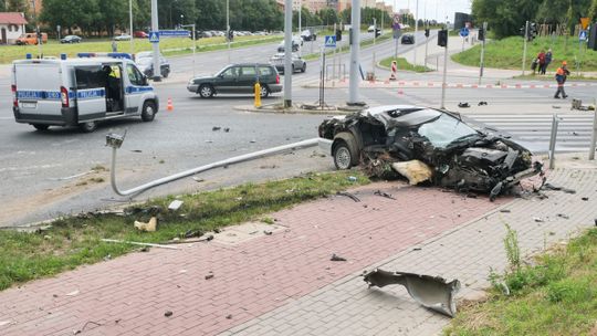 Lublin: Pirat w BMW rozbił się na słupie. Próbował atakować świadków i ratowników