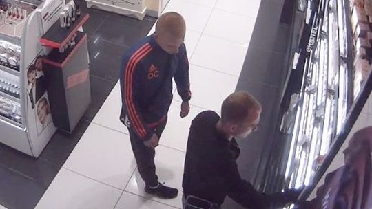 Lublin: Po ich wizycie z drogerii zniknęły drogie perfumy. Poszukiwani przez policję [wideo]