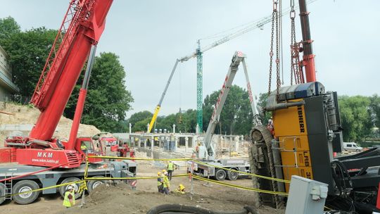 Lublin: Podnoszą 100-tonową palownicę. Przewróciła się na placu budowy szpitala