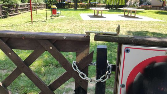 Lublin. Policja przyjechała na plac zabaw. Zaraz potem łańcuch i kłódka