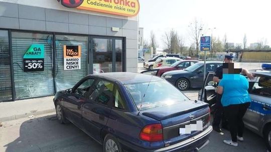 Lublin: Pomyliła biegi i wjechała w Biedronkę (zdjęcia)