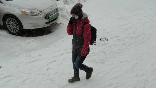 Lublin: Ponad 40 pojazdów odśnieża ulice. Dalej intensywnie sypie śnieg [zdjęcia]