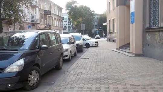 Lublin: Posypały się mandaty. Efekt? Znikają samochody parkujące wbrew znakom