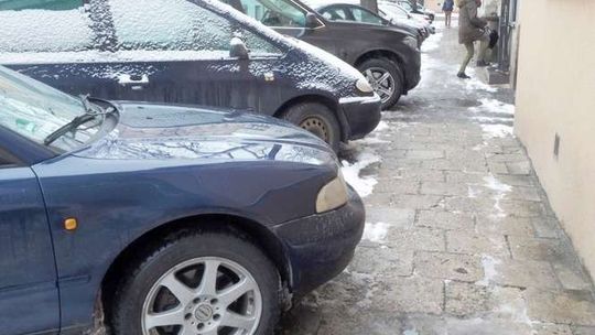Lublin: Posypały się mandaty za parkowanie na chodnikach. Ile to kosztuje?