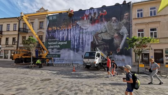 Lublin: Powiesili wielką reklamę na jednej z kamienic na deptaku