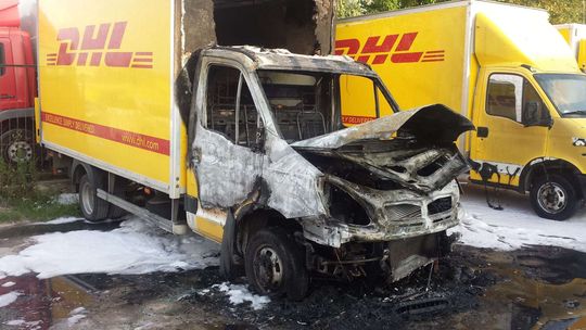 Lublin: Pożar 8 aut w bazie firmy kurierskiej. To było podpalenie? Ktoś zostawił biały kwiatek [zdjęcia]