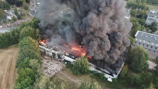 Lublin: Pożar na Felinie. Zapalił się budynek po dawnej masarni [zdjęcia z drona, wideo]