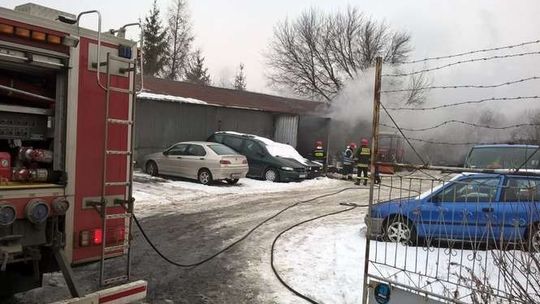 Lublin: Pożar w warsztacie przy ul. Turystycznej, zapaliły się trzy samochody