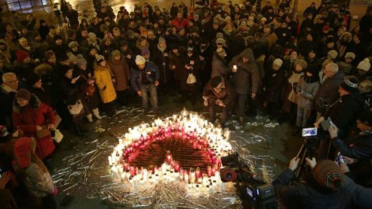 Lublin: Pożegnanie prezydenta Pawła Adamowicza. "Zapalmy dla niego światła ostatni raz"