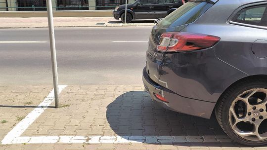 Lublin. Poziome oznakowanie miejsc parkingowych odnowione. Ale czy właściwie?