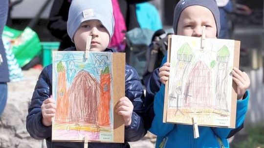 Lublin pozował przedszkolakom. Pokaz prac na dziedzińcu Zamku Lubelskiego
