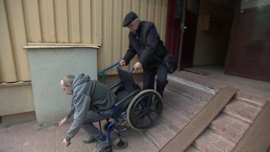 Lublin: Prezes spółdzielni próbował wciągnąć po schodach wózek z niepełnosprawnym. Mężczyzna spadł