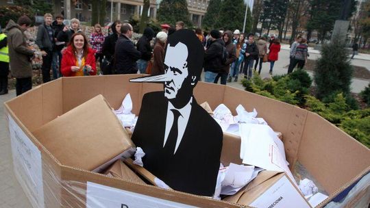 Lublin: Protest \"Solidarności\" przed rektoratem UMCS (zdjęcia)