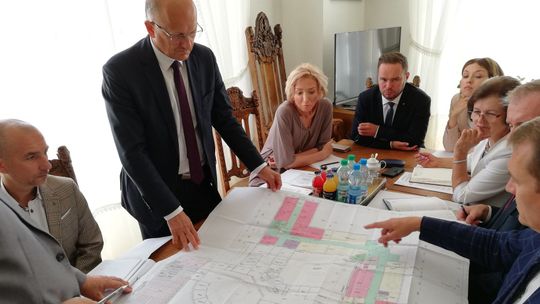 Lublin: Przed wyborami zapewniano ich, że rozbudowa szkoły ruszy wcześniej. Rodzice rozgoryczeni