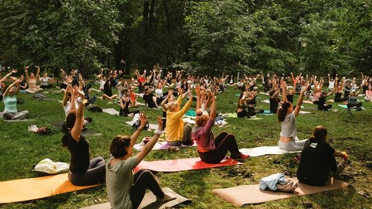 Lublin: Przychodzi nawet kilkaset osób. Darmowe lekcje jogi w Parku Ludowym