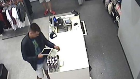 Lublin: Przyszli po buty, ukradli tablet (wideo)