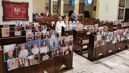 Lublin: Puste ławki w kościele zapełniły się zdjęciami parafian. Nietypowy prezent na urodziny proboszcza