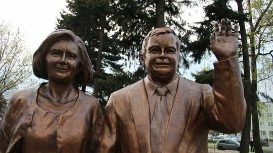 Lublin. Radni "przestawili" pomnik Lecha Kaczyńskiego. Zdecydowali też co z pierwszą damą