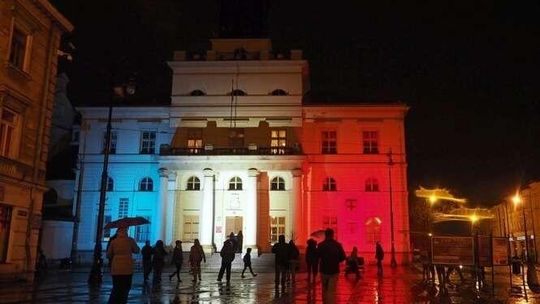 Lublin: Ratusz w barwach Francji. Współczucie, modlitwa, manifestacja 
