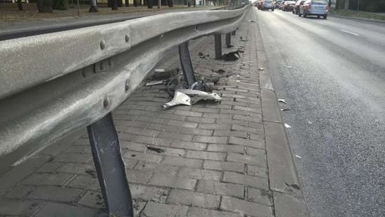 Lublin: Rozbił porsche i uciekł na trzech kołach. Miał tablice innego auta (zdjęcia)