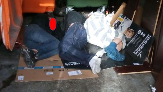 Lublin: Rozebrał się i zaczął załatwiać przed blokiem. Mieszkańcy osiedla mają spory problem