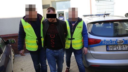 Lublin: Ruszyła samochodem i usłyszała hałas. Wysiadła sprawdzić, co się stało, a on już na to czekał