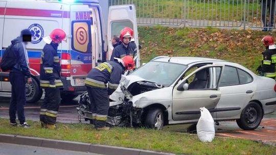 Lublin: Samochód wypadł z drogi i uderzył w latarnię