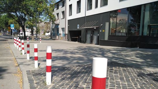 Lublin: Słupki nie podziałały. Kierowcy wjeżdżają na chodnik