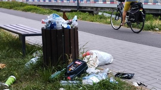 Lublin. Śmieci przy ścieżce rowerowej. Bo kosze nie są jeszcze miejskie