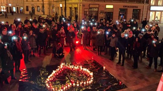 Lublin solidarny z Gdańskiem. Mieszkańcy wspominali Pawła Adamowicza w pierwszą rocznicę jego śmierci [zdjęcia]