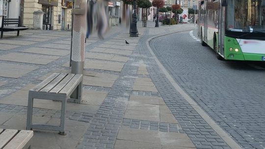 Lublin: Spadł z ławki, uderzył głową o chodnik. Stracił funkcje życiowe