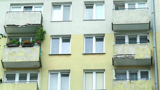Lublin. Staruszki wyrzuciły przez balkon 50 tys. złotych