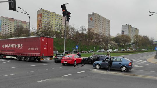 Lublin: Stłuczka dwóch osobówek na ruchliwym skrzyżowaniu