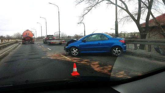Lublin: Straciła panowanie nad autem, uderzyła w barierę na wiadukcie