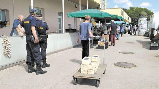 Lublin: Straż Miejska przegania kupców ze straganów przy ul. Braci Wieniawskich. To teren miejski