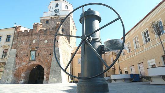 Lublin: Studnia już na swoim miejscu przed Bramą Krakowską
