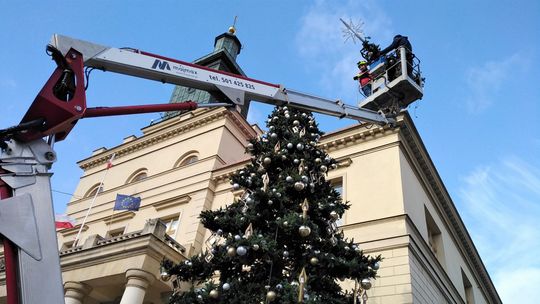 Lublin: Świąteczna choinka znika sprzed Ratusza