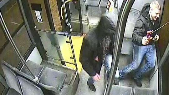 Lublin: Szukają wandala, który zniszczył młotkiem szybę w autobusie