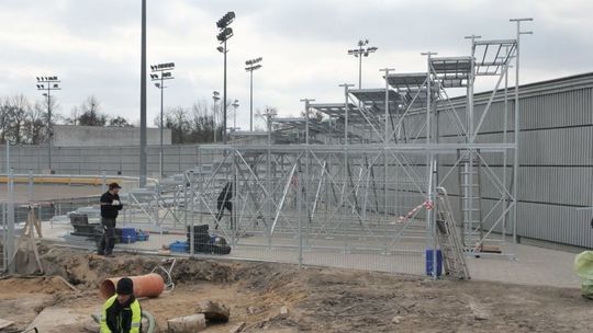 Lublin: Szykują stadion żużlowy na nowy sezon. Trwa montaż trybuny [zdjęcia]