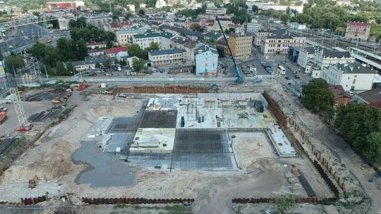 Lublin: Tak powstaje dworzec autobusowy. Wywożą 60 tys. metrów sześciennych ziemi [zdjęcia]