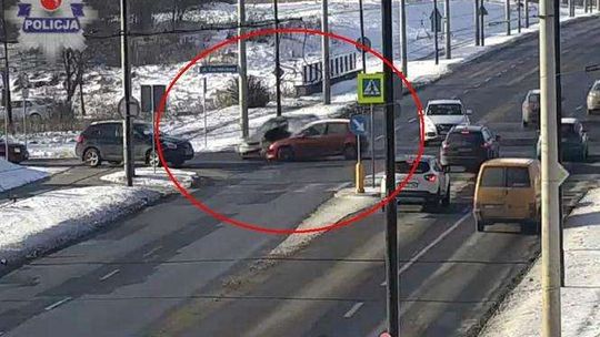 Lublin: Tak się kończy chwila nieuwagi. Moment zderzenia nagrał monitoring
