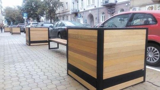 Lublin: Takie ławki i donice mają powstrzymać kierowców