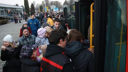 Lublin: Tłumy ludzi czekały na odjazd na lotnisko (zdjęcia)