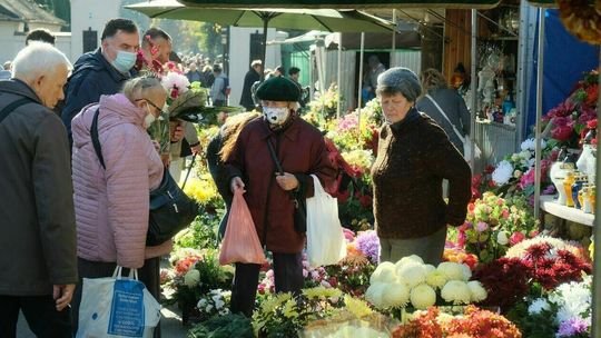 Lublin: Tłumy na cmentarzu przy ul. Lipowej na dzień przed 1 listopada [zdjęcia]