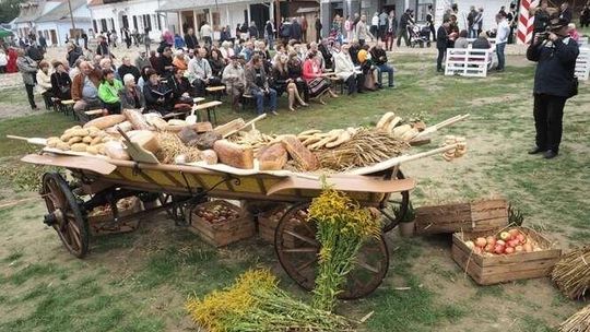 Lublin: Tłumy na Święcie Chleba. Piekarze świętowali w skansenie (zdjęcia, wideo)